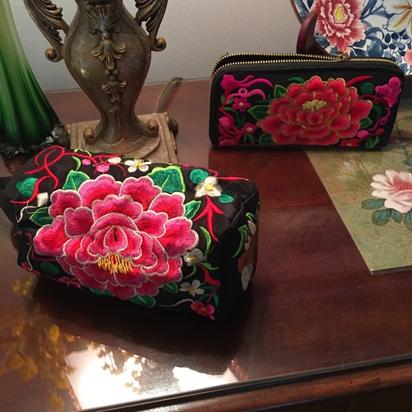 2 Peony flower red embroidered black clutch wallet - Picture 12 of 12